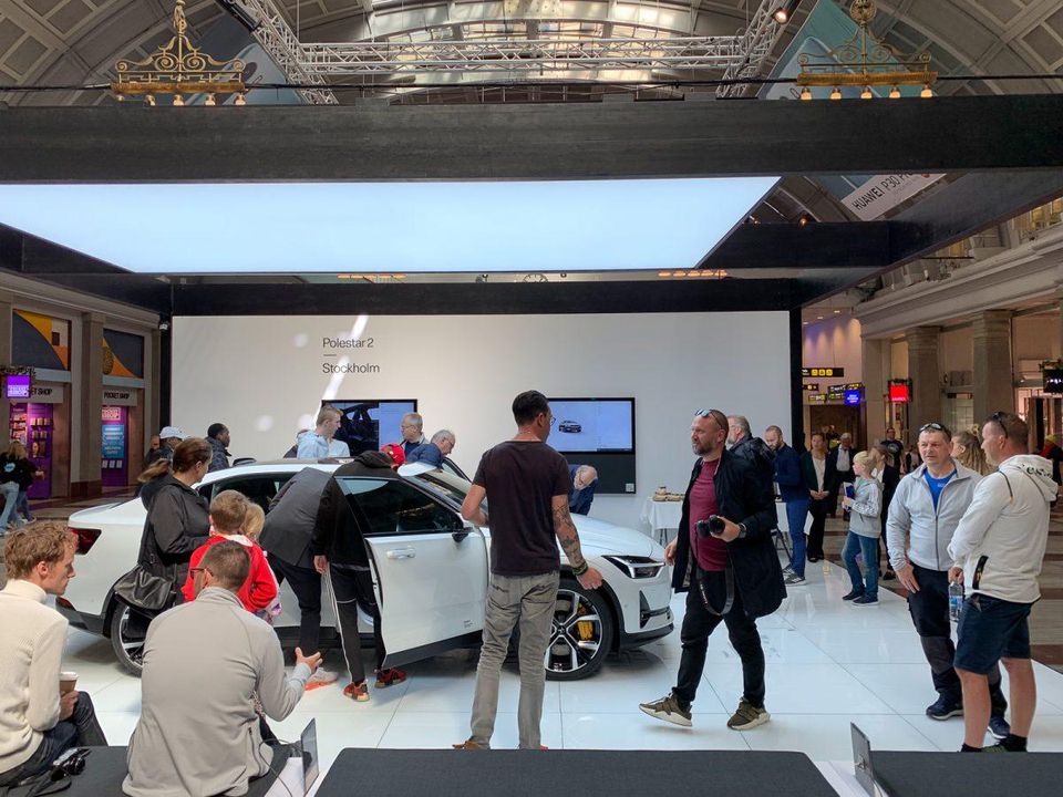 Polestar 2 thu hút sự chú ý tại Ga Trung tâm của Stockholm tuần trước
